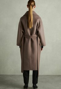 Reiss FIT BRIDGET BLINDSEAM - Klasisks mētelis - mink neutral
