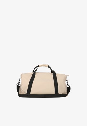 Beige nylon sporttas met zwarte handvaten, rechthoekige vorm, bovenhandvatten en verstelbare schouderband; heeft een ritssluiting.