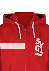 Rød zip-up hættejakke med hvide accentstriber, en forlommeklaff og justerbare snore i hætten. Blanding af bomuld med glat tekstur.