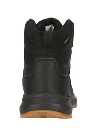 Mustat vaelluskengät, joissa on pehmustettu kaulus, teksturoitu kumipohja ja vahvistettu takapuoli. Suunnittelussa on sileä päällinen ja logokorostukset.