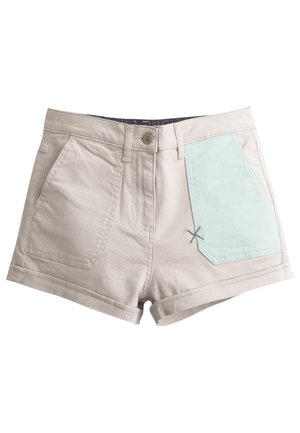 Lichtbeige denim shorts met een mintgroene accentzak, met traditionele achterzakken, een knoopsluiting en opgerolde zomen.