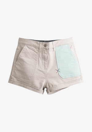 Lichtbeige denim shorts met een mintgroene accentzak, met traditionele achterzakken, een knoopsluiting en opgerolde zomen.