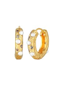 Guldörhängen med en texturerad yta, prydda med fem vita pärlor och flera lila accenter, designade i en böjd form.