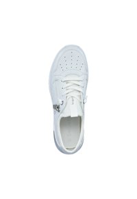 Weiße Ledersneaker mit perforierten Details, flachen weißen Schnürsenkeln und einem seitlichen Reißverschluss. Enthält einen reflektierenden silbernen Akzent auf der Rückseite.