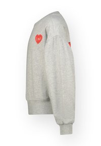 Szary sweatshirt z okrągłym dekoltem, opadającymi ramionami, ściągaczami na mankietach oraz czerwonymi grafikami serc z napisem "love" na rękawach.