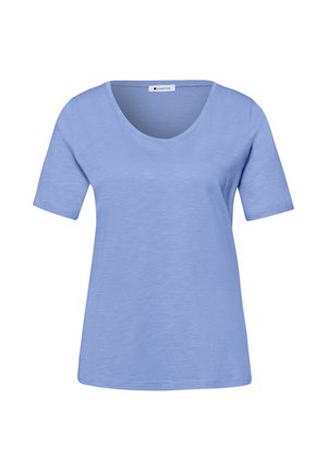 Jasnoniebieska koszula z krótkim rękawem i zaokrąglonym kołnierzem w kształcie litery V, przedstawiona na płasko na białym tle.