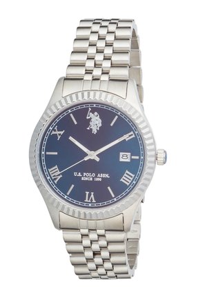 Orologio da polso con cinturino in metallo argentato, quadrante blu con numeri romani, finestra della data alle 3 e logo e testo U.S. Polo Assn. sul quadrante.