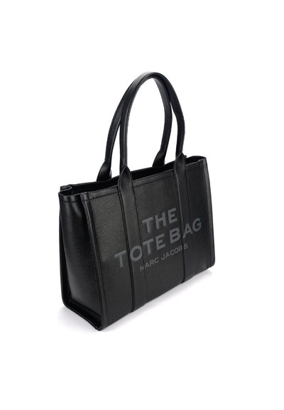 Mustast nahast Marc Jacobs'i kott kahe käepidemega, mille esiküljel on trükitud "THE TOTE BAG MARC JACOBS".