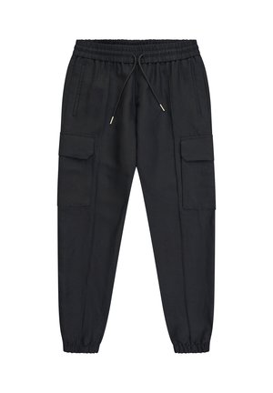 Pantaloni jogger cargo neri con vita elastica, coulisse, tasche laterali con cerniera, tasche cargo con patta e polsini elastici su sfondo bianco.