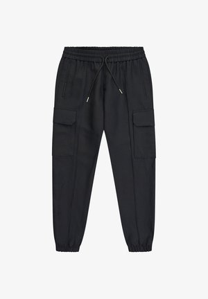 Zwarte cargo joggerbroek met elastische tailleband, trekkoord, zijritsvakken, klep cargo zakken en elastische boorden op een witte achtergrond.