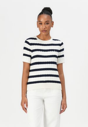 Pullover a maniche corte in maglia color crema con strisce orizzontali blu navy. Presenta una trama a coste e un collo a giro. Vestibilità casual.