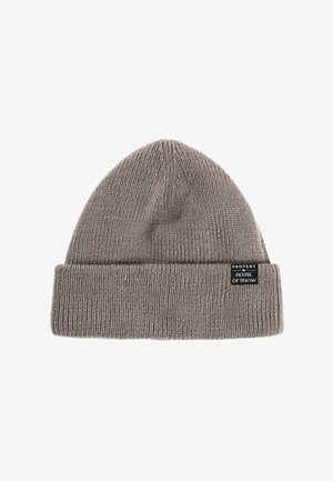 Gorro de punto gris con textura acanalada y puño doblado. Presenta una pequeña etiqueta negra con el texto "PROTEST HOUSE OF SNOW".