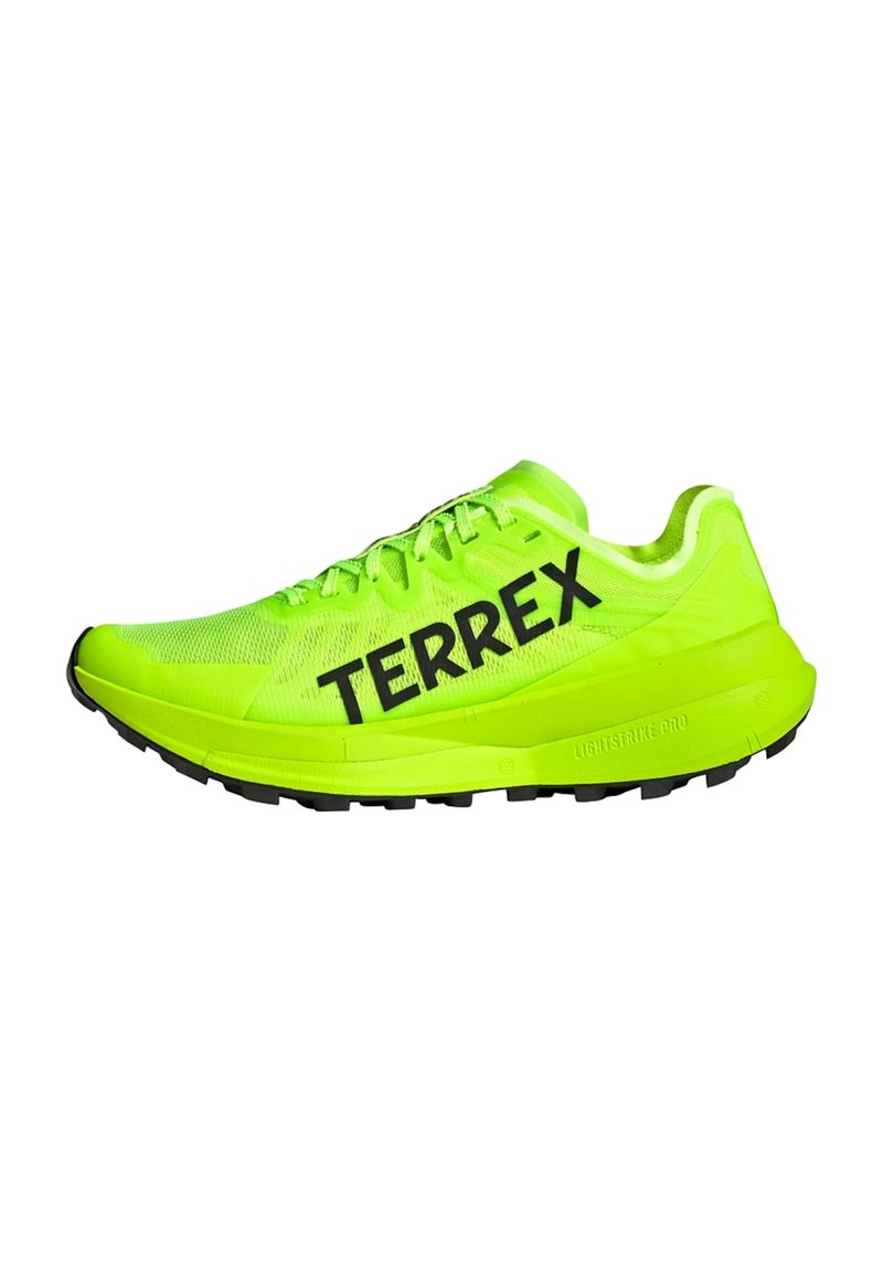 Scarpa sportiva verde neon con logo "TERREX" nero, parte superiore in mesh traspirante, suola texturizzata e design leggero.