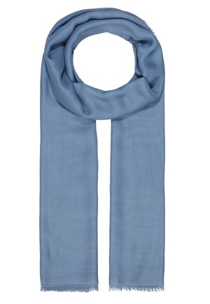 Blødt lyseblåt tørklæde med frynser i kanterne, pænt snoet øverst mod en hvid baggrund.