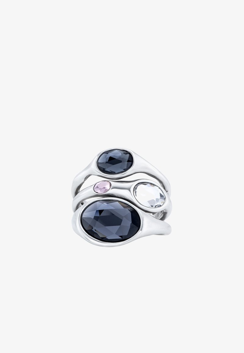 Tres anillos entrelazados en plata pulida que presentan una gran piedra facetada de color azul oscuro, una piedra más pequeña de color rosa claro y una piedra clara.