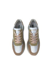 Sneakers che presentano un mix di rete bianca, suede marrone chiaro e accenti verdi. I lacci rosa e la linguetta con il marchio mettono in evidenza il design.