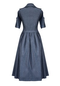 Sukienka dżinsowa z dopasowaną talią, krótkimi rękawami i rozszerzanym dołem, z kołnierzykiem i plisami z tyłu.