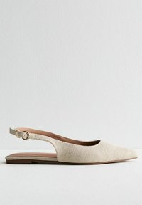 Beige slingback lägenhetssko med spetsig tå, överdel i texturerad tyg, smal ankelrem med guldbeslag och platt sula.