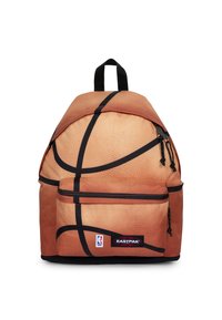 Plecak zaprojektowany tak, aby przypominał koszykówkę, z fakturą przypominającą kamyki, czarnymi liniami, przednią kieszenią, suwakami oraz logo NBA i Eastpak.
