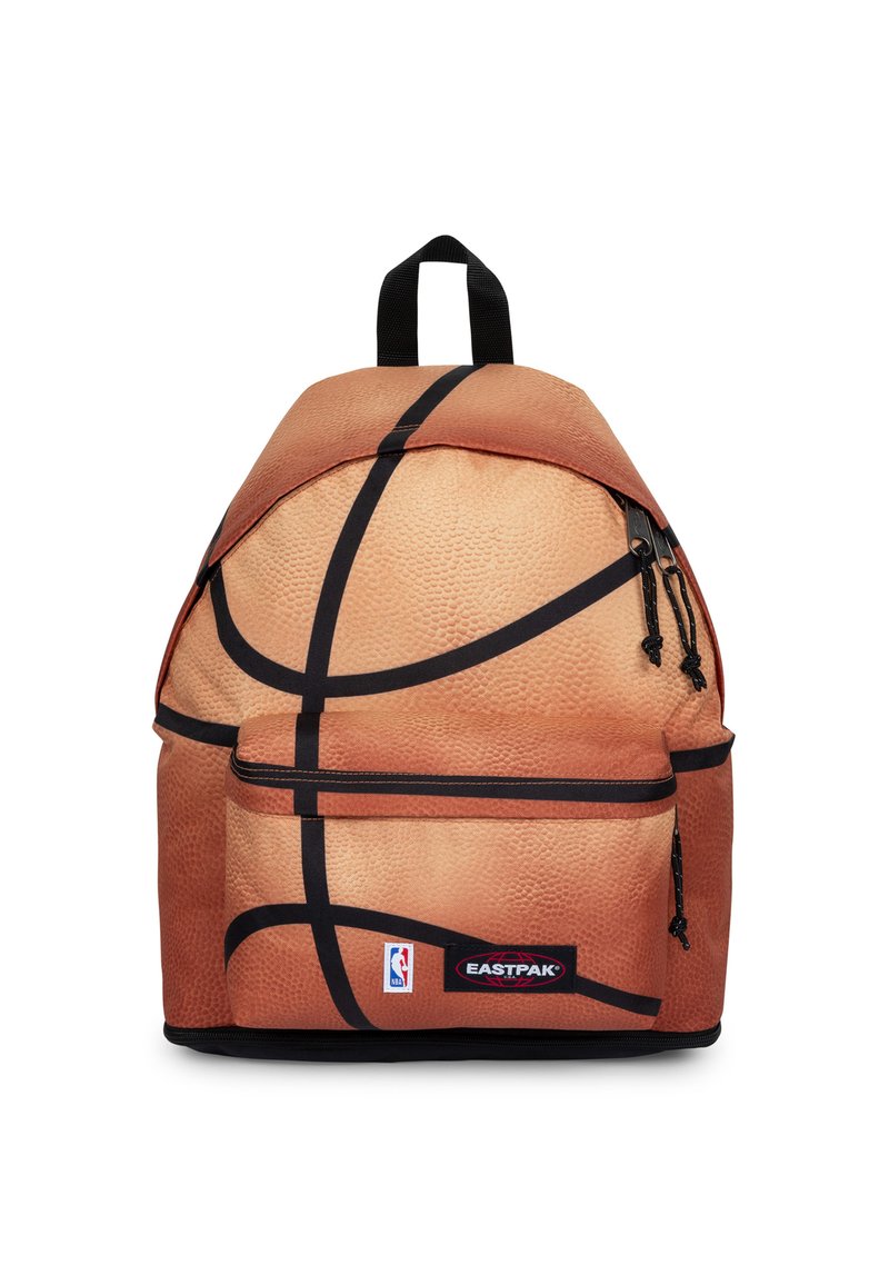 Plecak zaprojektowany tak, aby przypominał koszykówkę, z fakturą przypominającą kamyki, czarnymi liniami, przednią kieszenią, suwakami oraz logo NBA i Eastpak.