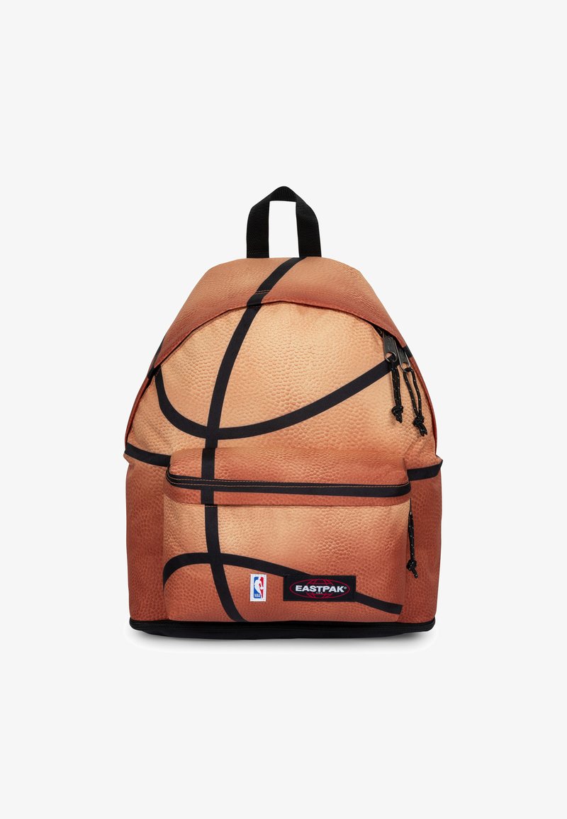 Plecak zaprojektowany tak, aby przypominał koszykówkę, z fakturą przypominającą kamyki, czarnymi liniami, przednią kieszenią, suwakami oraz logo NBA i Eastpak.