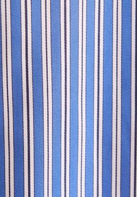 Bawełniana tkanina w pionowe paski w kolorze niebieskim i białym, podkreślona wąskimi ciemnoniebieskimi liniami, o gładkiej fakturze i klasycznym wzorze.