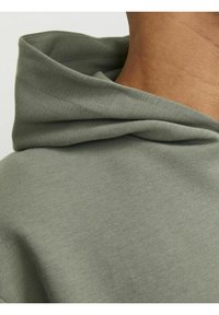 Hoodie într-o nuanță de verde măsliniu, fabricat dintr-un amestec moale de bumbac. Are un guler relaxat și o textură netedă, fără embellishments.