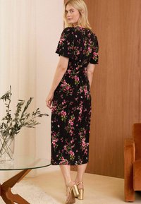 Love & Roses MIDI - REGULAR FIT - Trikotāžas kleita - black and pink floral