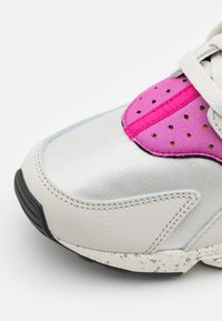 Nike Sportswear AIR HUARACHE UNISEX - Sapatilhas - light bone/university gold/black/lethal pink