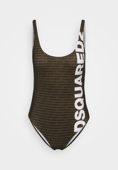 Pruun ühes tükis ujumisriietus, millel on korduv "DSQUARED2" mustri ja suur vertikaalne valge "DSQUARED2" tekst paremal küljel.