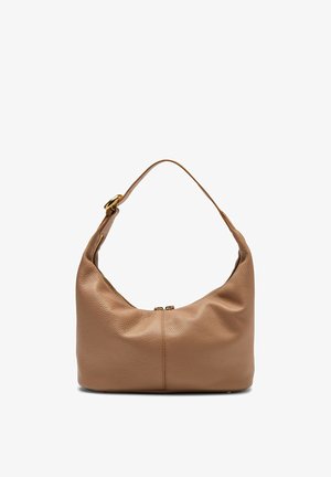Sac bandoulière en cuir fauve avec détail de boucle dorée et fermeture éclair supérieure, présentant une texture granuleuse et une forme souple et décontractée.