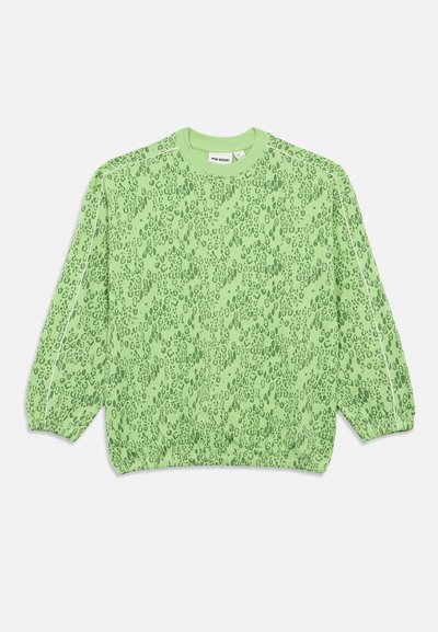 Lysegrønn genser med lange ermer, mørkere grønn leopardmønster, og elastiske mansjetter, krage og nederkant.