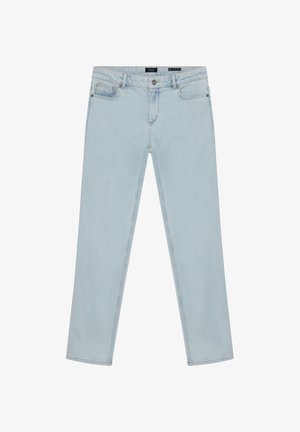 Jean en denim bleu clair avec bouton frontal et fermeture éclair, cinq poches, et coupe droite, posé à plat sur fond blanc.