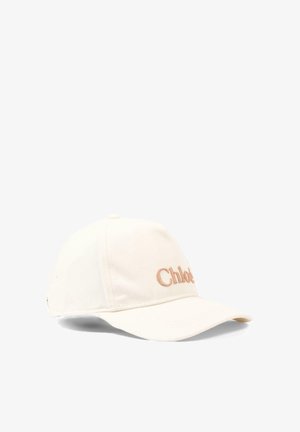 Crèmekleurige honkbalpet met gebogen klep en "Chloé" in lichtbruin geborduurd op het voorpaneel.