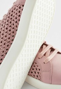 Lyserøde vævede sneakers med en glat lædertå, hvid gummi sål og matchende snørebånd. Har tekstureret vævaftale på overdelen.