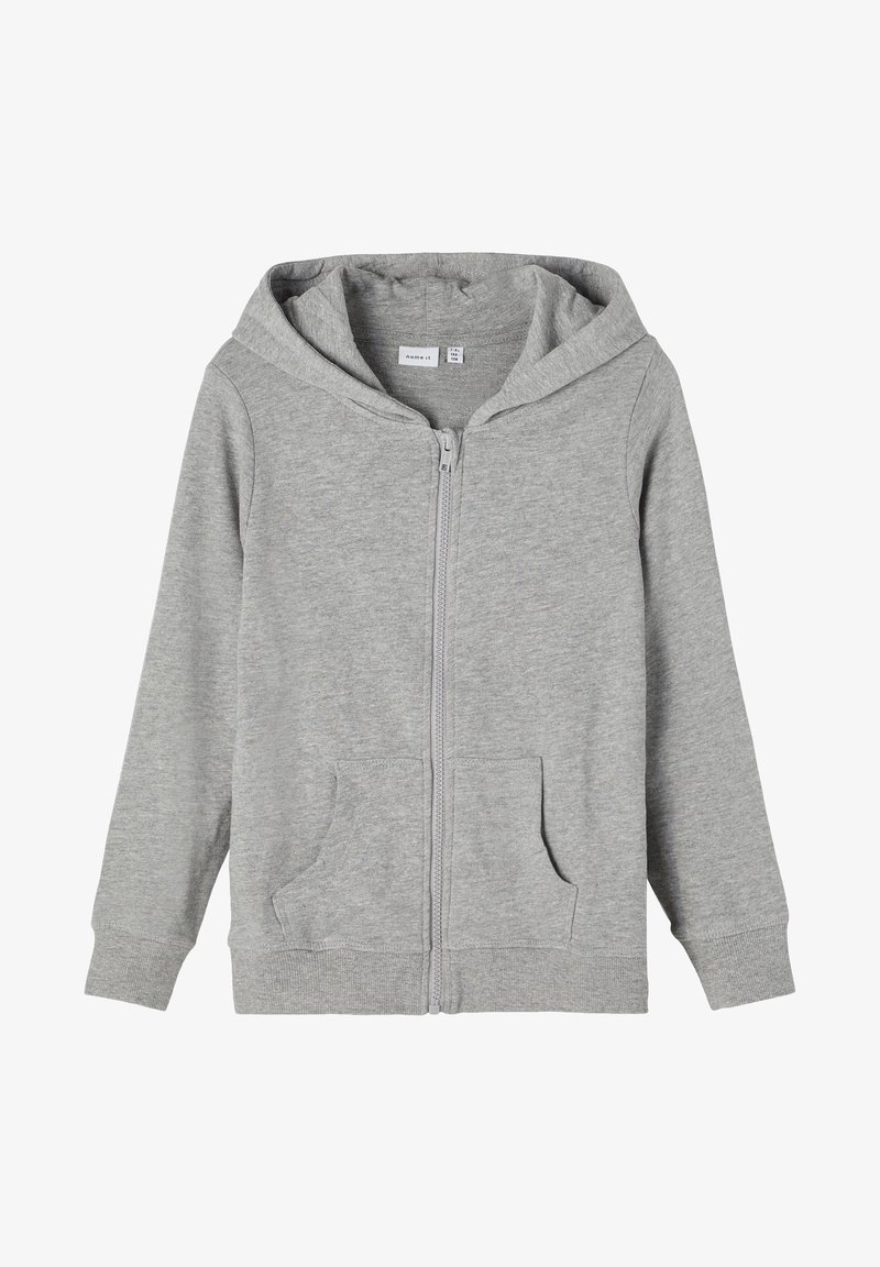 Sweat à capuche gris zippé avec une capuche, des poches avant et des poignets côtelés. Le tissu semble doux et extensible, adapté à une tenue décontractée.