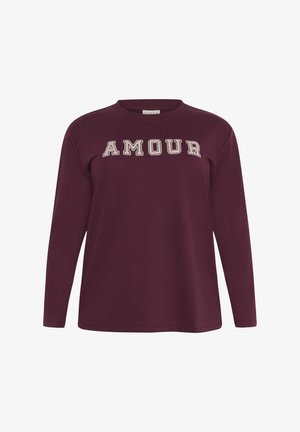 Burgundy pitkähihaisen hupparin etupuolella on valkoisella brodeerattu "AMOUR"-teksti, pyöreä kaula-aukko ja pehmeä, teksturoitu kangas.