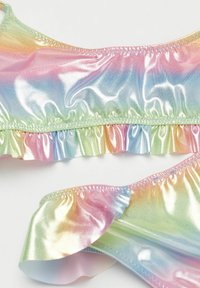 Deux pièces d'un bikini à volants dans des couleurs pastel arc-en-ciel. Fabriqué en matériau synthétique brillant avec une texture lisse et des bords élastiques.