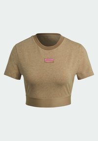 T-shirt court marron en tissu doux, avec des manches courtes et un col rond. Étiquette de logo Adidas rose notable à l'avant.