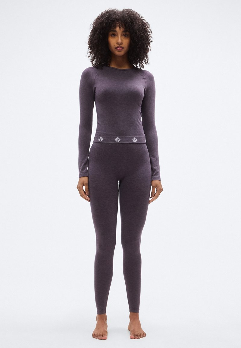 Μακρυμάνικο μωβ θερμικό τοπ και εφαρμοστά κολάν, κατασκευασμένα από απαλό ύφασμα με διακριτική υφή heather και διακοσμητικές λεπτομέρειες στη μέση.