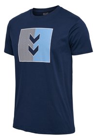 Dunkelblaues T-Shirt aus Baumwolle mit Rundhalsausschnitt. Hat einen Grafikdruck aus abwechselnd schwarzen und hellblauen gestreiften Blöcken mit Zickzackmustern.