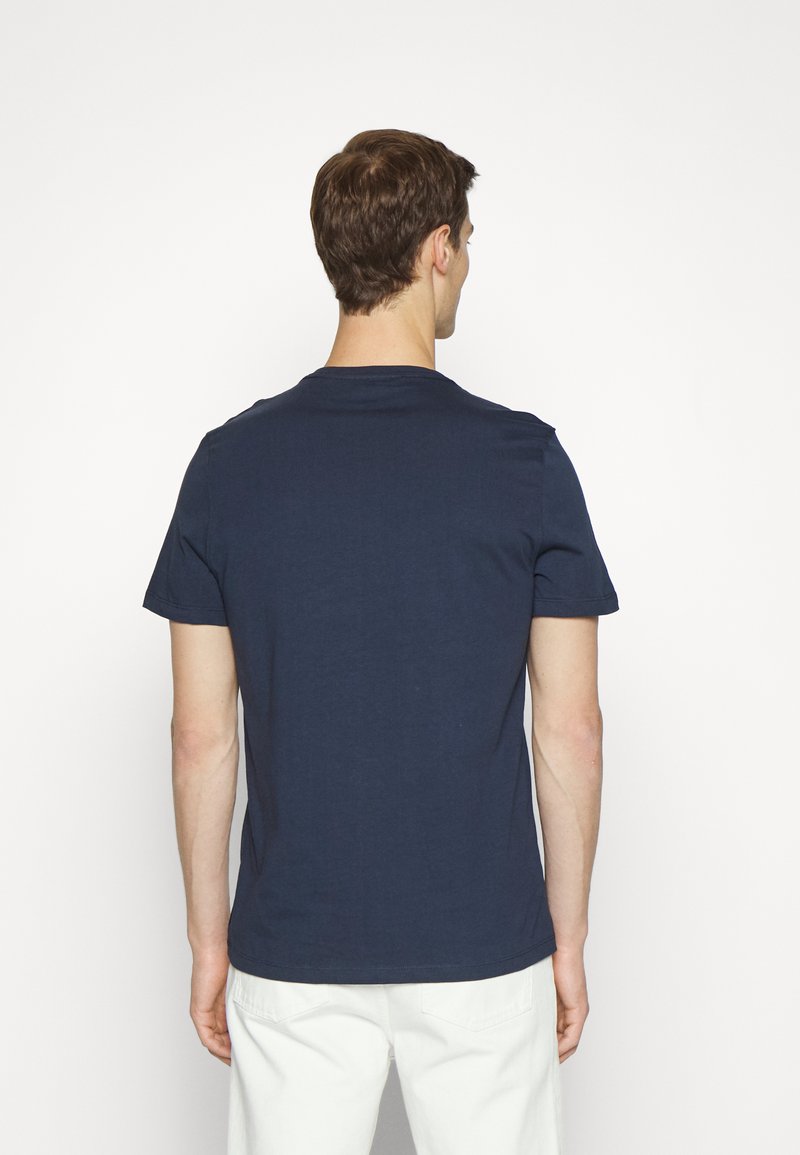 Herren T-Shirts basic | Michael Kors NEWSPRINT TEE T-Shirt print dark blue/dunkelblau - BI56102 Herren T-Shirts basic | Michael Kors NEWSPRINT TEE T-Shirt print dark blue/dunkelblau - BI56102