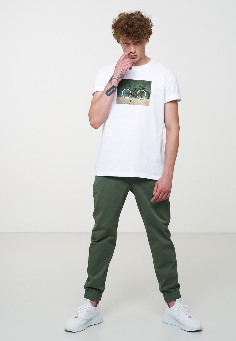 Herren Trainingsanzüge | recolution DRINK WATER FEEL WATER Jogginghose khaki - US67616 Herren Trainingsanzüge | recolution DRINK WATER FEEL WATER Jogginghose khaki - US67616