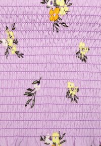 Tejido morado con un patrón texturizado y fruncido. Bordados florales pequeños en amarillo y naranja distribuidos por toda la superficie. Material suave y ligero.