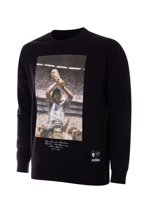 Zwarte sweatshirt met een grafische print van een voetballer die een trofee vasthoudt, met witte tekst en een logo aan de voorkant.