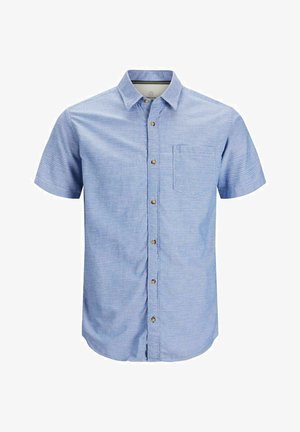 Camisa de botón de mangas cortas en azul claro con un patrón de cuadros sutil y un bolsillo en el pecho izquierdo, exhibida sobre un fondo blanco.