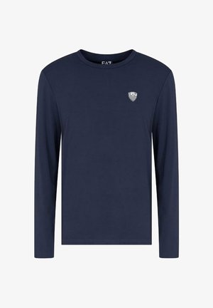 T-shirt a maniche lunghe di colore blu navy realizzato in tessuto jersey, caratterizzato da un piccolo logo ricamato sul petto e un classico collo rotondo.