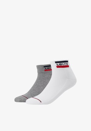 Κάλτσες αστραγάλου Levi's σε γκρι και λευκό. Μείγμα βαμβακιού, με ραμμένα μανίκια και λεπτομέρεια λογότύπου, καθώς και αντίθετα κόκκινα και ναυτικά στοιχεία στην κορυφή.