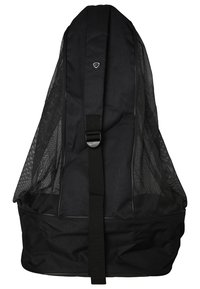 Zwarte rugzak met gaaszijden, een stevige bodem en een centrale strap. Heeft een klein logo aan de bovenkant en een eenvoudige sluiting met een gesp.