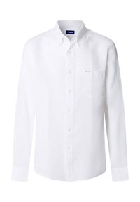Camisa blanca de manga larga con botones, cuello abotonado y bolsillo en el pecho, con un pequeño logo bordado en el bolsillo.